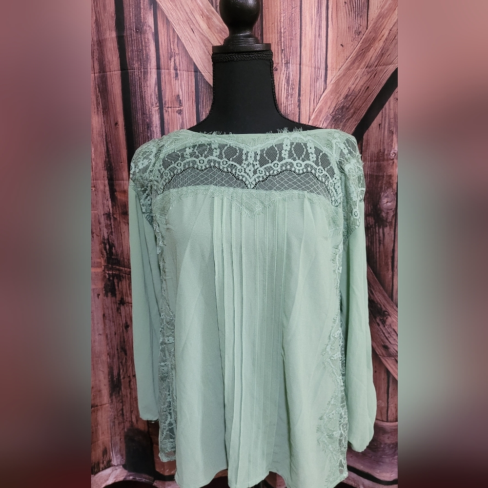 Sweet Grey Lace Accented Long Sleeve Top (Large)